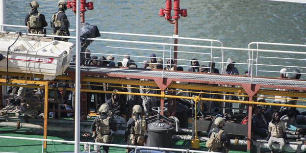 Soldaten der maltesischen Armee stehen an Bord des türkischen Öltankers El Hiblu Soldaten der maltesischen Armee stehen an Bord des türkischen Öltankers El Hiblu