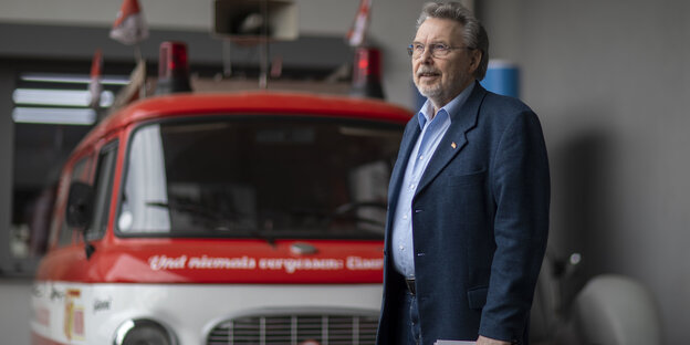 Jochen Lesching vor einem alten DDR-Transporter Jochen Lesching vor einem alten DDR-Transporter