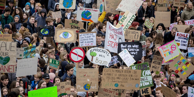Berlin: Jugendliche Teilnehmer der Klima-Kundgebung "Fridays for Future" stehen mit Plakaten am Invalidenpark und fordern eine bessere Klimapolitk. Berlin: Jugendliche Teilnehmer der Klima-Kundgebung "Fridays for Future" stehen mit Plakaten am Invalidenpark und fordern eine bessere Klimapolitk.