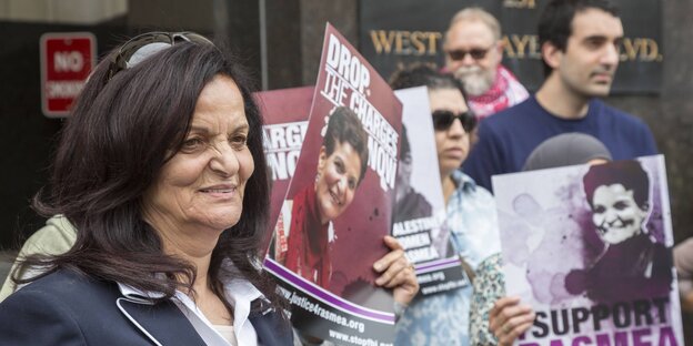 Portraitaufnahmer der Palästinenserin Rasmea Odeh auf einer Demonstration