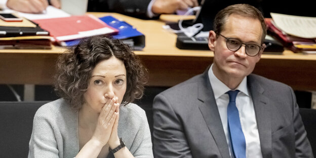 Ramona Pop (Bündnis 90/Die Grünen Berlin), Wirtschaftssenatorin von Berlin, und Michael Müller (SPD), Regierender Bürgermeister von Berlin, sitzten bei der 36. Plenarsitzung im Berliner Abgeordnetenhaus auf der Regierungsbank Ramona Pop (Bündnis 90/Die Grünen Berlin), Wirtschaftssenatorin von Berlin, und Michael Müller (SPD), Regierender Bürgermeister von Berlin, sitzten bei der 36. Plenarsitzung im Berliner Abgeordnetenhaus auf der Regierungsbank