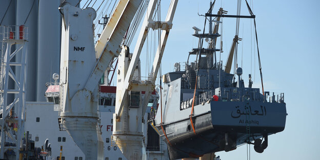 Ein Boot für Saudi-Arabien wird auf ein Transportschiff verladen. Ein Boot für Saudi-Arabien wird auf ein Transportschiff verladen.