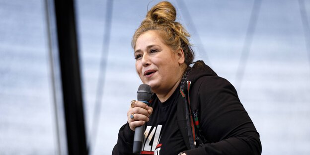 Idil Baydar auf einer Freiluftbühne in ihrer Rolle als Jilet Ayse. Idil Baydar auf einer Freiluftbühne in ihrer Rolle als Jilet Ayse.