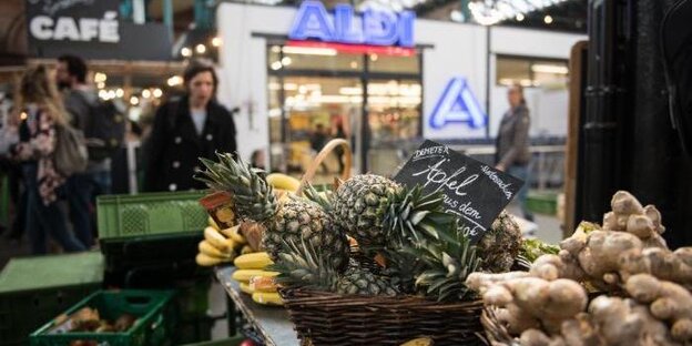 Marktstandangebot und Aldi im Hintergrund Marktstandangebot und Aldi im Hintergrund