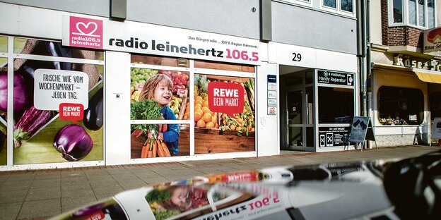 Ein Schild mit dem Logo des Radiosenders „Radio Leinehertz 106.5“ hängt an einem Bürogebäude. Ein Schild mit dem Logo des Radiosenders „Radio Leinehertz 106.5“ hängt an einem Bürogebäude.