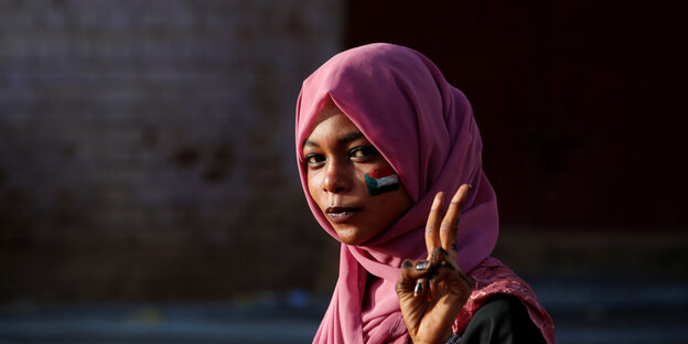 Eine sudanesische Demonstrantin Eine sudanesische Demonstrantin