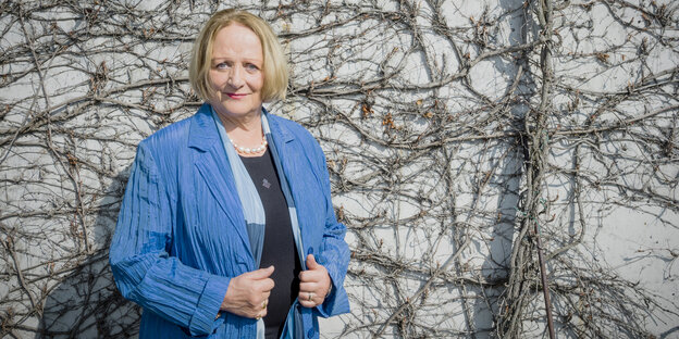 Sabine Leutheuser-Schnarrenberger vor grauem Hintergrund Sabine Leutheuser-Schnarrenberger vor grauem Hintergrund