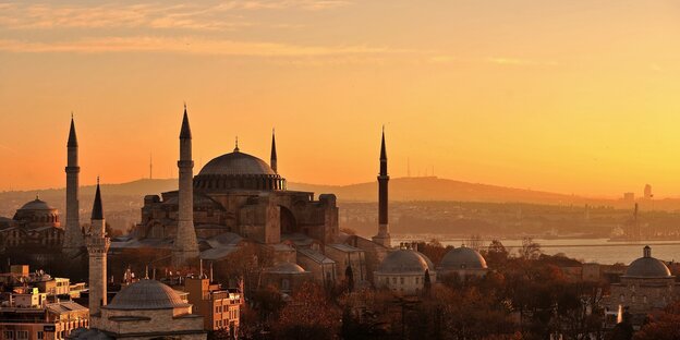 Die Kuppel und die Minarette der Hagia Sophia im Sonnenaufgang Die Kuppel und die Minarette der Hagia Sophia im Sonnenaufgang