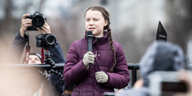 Die schwedische Schülerin Greta Thunberg spricht bei der Klimademonstration "Fridays for Future" während der Abschlusskundgebung am Brandenburger Tor Die schwedische Schülerin Greta Thunberg spricht bei der Klimademonstration "Fridays for Future" während der Abschlusskundgebung am Brandenburger Tor