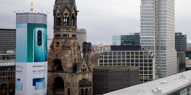Gedächtniskirche in Hochhausumgebung Gedächtniskirche in Hochhausumgebung