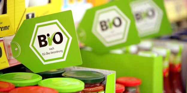 Auf grünen Schildern steht: Bio nach EG-Öko-Verordnung Auf grünen Schildern steht: Bio nach EG-Öko-Verordnung