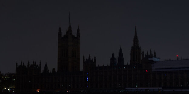 In London steht das britische Parlament unbeleuchtet In London steht das britische Parlament unbeleuchtet