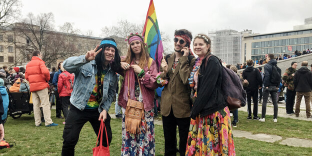 Zwei junge Frauen, zwei junge Männer in Hippiekleidung bei Fridays For Future in Berlin. Zwei junge Frauen, zwei junge Männer in Hippiekleidung bei Fridays For Future in Berlin.