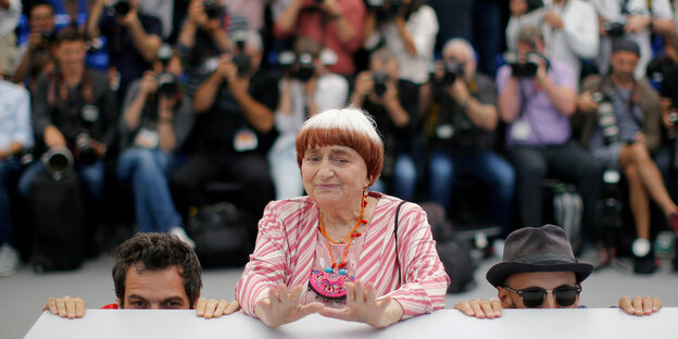 Agnès Varda vor den Fotografen in Cannes.