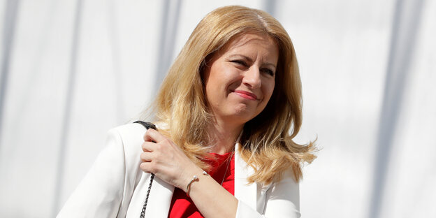 Zuzana Čaputová auf dem Weg zu einer TV-Debatte. Zuzana Čaputová auf dem Weg zu einer TV-Debatte.