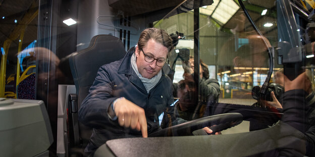 Andreas Scheuer fährt E-Bus. Andreas Scheuer fährt E-Bus.