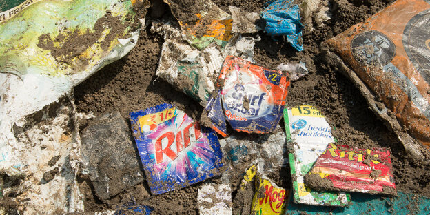 Kunststoffverpackungen liegen im Sand Kunststoffverpackungen liegen im Sand
