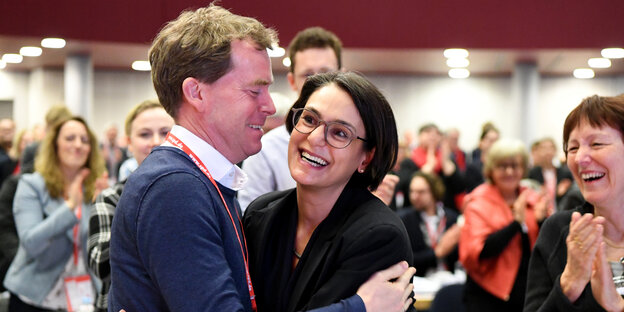 Serpil Midyatli umarmt Kiels Oberbürgermeister Ulf Kämpfer nach ihrer Wahl. Serpil Midyatli umarmt Kiels Oberbürgermeister Ulf Kämpfer nach ihrer Wahl.