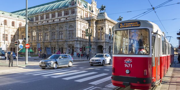 Vor der Wiener Staatsoper steht eine Straßenbahn Vor der Wiener Staatsoper steht eine Straßenbahn