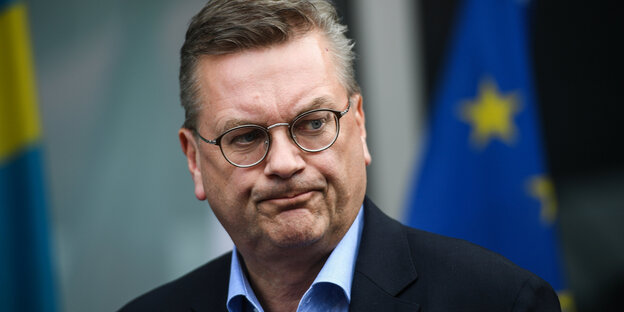 Reinhard Grindel, DFB-Präsident, spricht bei einem Presse-Statement im VIP-Bereich des Flughafens Frankfurt Reinhard Grindel, DFB-Präsident, spricht bei einem Presse-Statement im VIP-Bereich des Flughafens Frankfurt