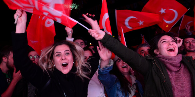 Frauen mit türkischen Flaggen Frauen mit türkischen Flaggen