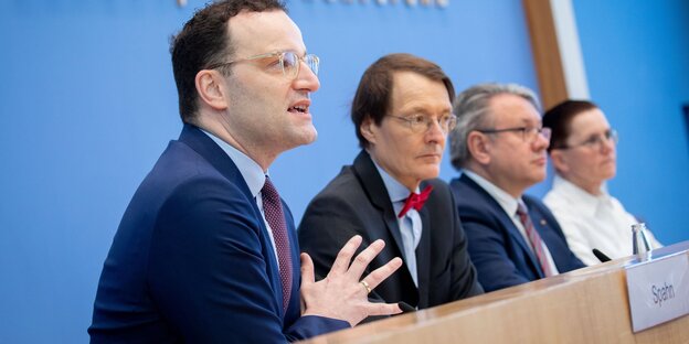 Jens Spahn (CDU, l-r), Bundesminister für Gesundheit, Karl Lauterbach, stellvertretender Vorsitzender der SPD-Bundestagsfraktion, Georg Nüßlein, stellvertretender Vorsitzender der CDU/CSU-Bundestagsfraktion, und Petra Sitte (Die Linke) sitzend