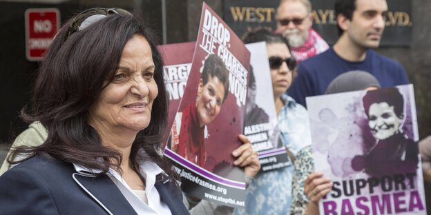 Rasmea Odeh steht vor anderen Menschen Rasmea Odeh steht vor anderen Menschen