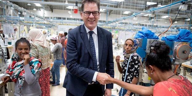 Der Bundesminister für wirtschaftliche Zusammenarbeit und Entwicklung, Gerd Müller, in einer Textilfabrik in Äthiopien Der Bundesminister für wirtschaftliche Zusammenarbeit und Entwicklung, Gerd Müller, in einer Textilfabrik in Äthiopien