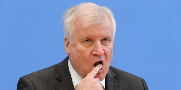 Horst Seehofer (CSU), Bundesminister des Innern, für Bau und Heimat, nimmt an der Vorstellung der Polizeilichen Kriminalstatistik (PKS) 2018 teil