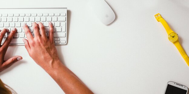 Zwei Hände tippen auf einer Tastatur Zwei Hände tippen auf einer Tastatur