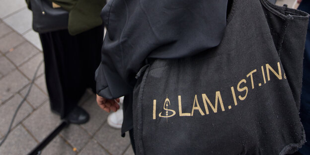 Ein schwarzer Jutebeutel mit der Aufschrift "ISLAM.IST.IN" Ein schwarzer Jutebeutel mit der Aufschrift "ISLAM.IST.IN"