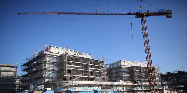 Kran über Baustelle Kran über Baustelle
