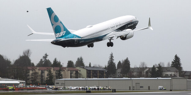Ein Flugzeug hebt ab Ein Flugzeug hebt ab