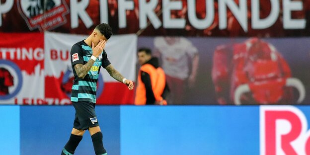 Davie Selke von Hertha BFC geht nach der 5:0 Niederlage gegen RB Leipzig vom Platz Davie Selke von Hertha BFC geht nach der 5:0 Niederlage gegen RB Leipzig vom Platz