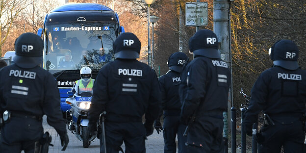 Polizisten eskortieren den Bus des HSV zum Weser-Stadion. Polizisten eskortieren den Bus des HSV zum Weser-Stadion.