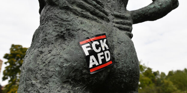 Ein Aufkleber mit der Aufschrift "FCK AFD" klebt auf einer Skulptur im Park am Berliner Planetarium. Ein Aufkleber mit der Aufschrift "FCK AFD" klebt auf einer Skulptur im Park am Berliner Planetarium.