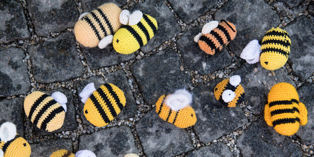 „Tote Bienen“ liegen symbolisch während einer Demonstration vor dem Landtag auf der Straße „Tote Bienen“ liegen symbolisch während einer Demonstration vor dem Landtag auf der Straße