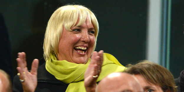 Claudia Roth klatscht und lacht