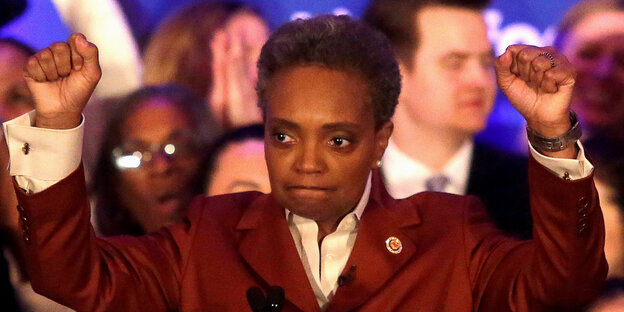 Lori Lightfoot hebt die Fäuste in die Luft Lori Lightfoot hebt die Fäuste in die Luft
