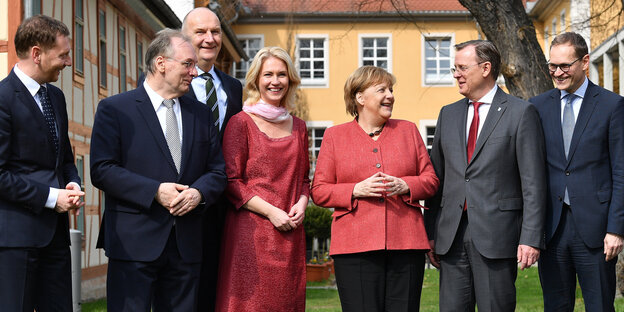 Gruppenbild mehrerer Menschen, darunter Bundeskanzlerin Angela Merkel Gruppenbild mehrerer Menschen, darunter Bundeskanzlerin Angela Merkel