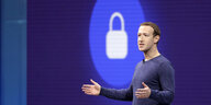 Ein Mann, mark Zuckerberg, vor einem blau-weißen Symbol