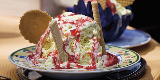 Ein Spaghetti-Eis, mit Waffeln dekoriert Ein Spaghetti-Eis, mit Waffeln dekoriert