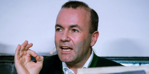 Der Politiker Manfred Weber gestikuliert Der Politiker Manfred Weber gestikuliert