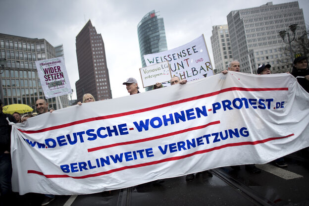 Demonstranten am Potsdamer Platz auf der Mietenwahnsinn-Demo letztes Jahr in Berlin Demonstranten am Potsdamer Platz auf der Mietenwahnsinn-Demo letztes Jahr in Berlin