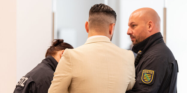 Der Angeklagte Alaa S. wird von zwei Justizbeamten in den Verhandlungssaal geführt. Der Angeklagte Alaa S. wird von zwei Justizbeamten in den Verhandlungssaal geführt.