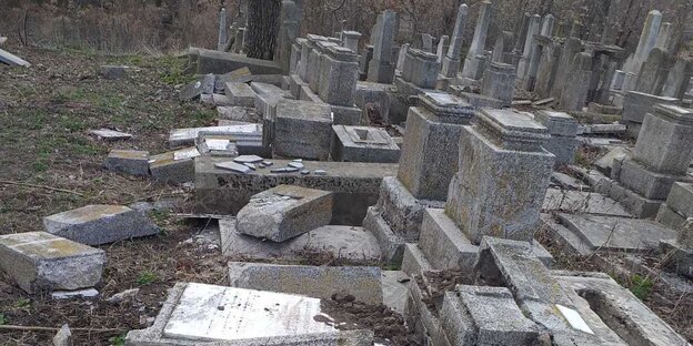 Blick auf den geschändeten Friedhof in Huşi Blick auf den geschändeten Friedhof in Huşi