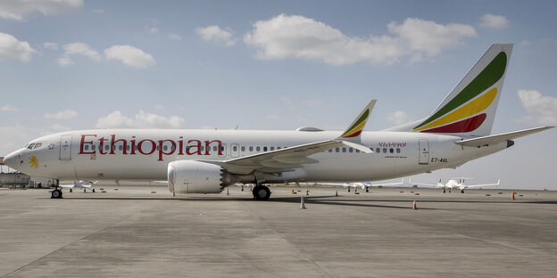 Boeing 737 Max 8 der Ethiopian Airlines steht auf einem Flugfeld Boeing 737 Max 8 der Ethiopian Airlines steht auf einem Flugfeld