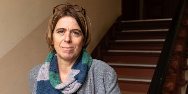 Frauke Hildebrandt steht in einem Treppenhaus Frauke Hildebrandt steht in einem Treppenhaus