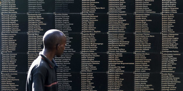 Ein Mann steht vor dem Mahnmal, das an den Völkermord erinnert, darauf sind etliche Namen aufgelistet. Ein Mann steht vor dem Mahnmal, das an den Völkermord erinnert, darauf sind etliche Namen aufgelistet.
