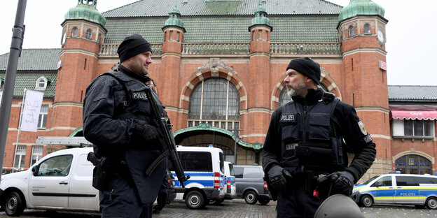 Polizisten stehen vor dem Lübecker Bahnhof. Polizisten stehen vor dem Lübecker Bahnhof.